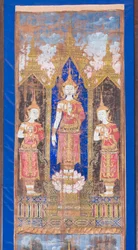 Gekroonde Boeddha geflankeerd door twee staande discipelen