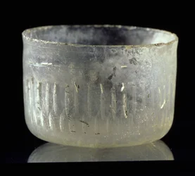 Beker met wielgesneden decoratie, uit Syrië of Egypte, Islamitische Periode, ca. 900 AD