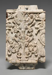 Decoratieve Plaque: Ramshoofdige sfinxen flankeren een heilige boom, 900-800 v.Chr.