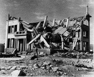 Vernietigd gebouw van de Chugoku Coal Distribution Company in Hiroshima (ook bekend als de Hiroshima Gas Company; Gebouw 12), Japan, 8 november 1945 (zwart-wit foto)