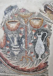Detail van een mozaïekvloer met bekers, wijnkruiken en karaffen uit de Samaritaanse synagoge in El-Khirbe, Westelijke Jordaanoever, 4e eeuw na Christus