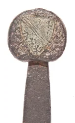Detail, laatmiddeleeuws zwaard met vroegere Vikingblad en wapenschilden van de De Bohun familie