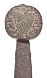 Detail, laatmiddeleeuws zwaard met vroegere Vikingblad en wapenschilden van de De Bohun familie