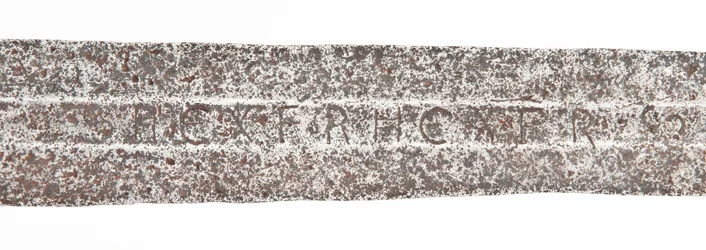 Detail, laatmiddeleeuws zwaard met vroegere Vikingblad en wapenschilden van de De Bohun familie