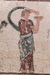 Detail van De Triomf van Dionysos - Terugkeer van de god van een militaire expeditie naar India - Een Bacchante met een offerkom - Paphos mozaïeken, Huis van Dionysos, Eind 2e eeuw na Christus - Cyprus - De triomf van Dionysos - Lang mozaïek dat de tri