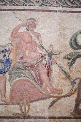 Detail van De Triomf van Dionysos - Terugkeer van de god van een militaire expeditie naar India - Dionysos zittend op een wagen getrokken door twee panters - Paphos mozaïeken, Huis van Dionysos, Eind 2e eeuw na Christus - Eind 2e eeuw na Christus - Cyprus 