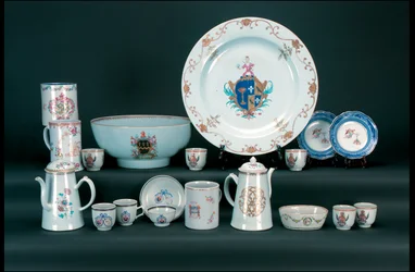 Dinerservies inclusief een paar famille rose wapenborden