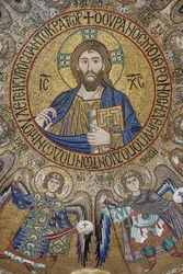 Koepel van het transept: mozaïek "Zegenende Christus Pantocrator tussen engelen en aartsengelen", XII eeuw, De Palatijnse Kapel, Het Koninklijk Paleis of Palazzo dei Normanni (Paleis van de Normandiërs), Palermo, Sicilië, Italië