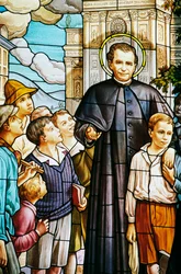 Don Bosco en kinderen, glas-in-loodraam, Colle Don Bosco Heiligdom, Castelnuovo Don Bosco, Piëmont, Italië