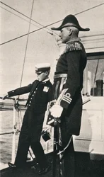 Edward, Prins van Wales, eerste kind van Koning George V, gefotografeerd met Sir Charles Cust aan boord van een schip