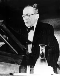 Erwin Schrödinger, Oostenrijkse natuurkundige, geeft een lezing