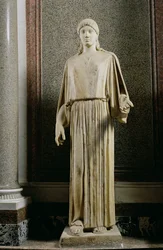 Vrouwelijke figuur die een peplos draagt, Grieks