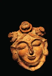 Vrouwelijk hoofd in terracotta, Haryana Gupta periode 5e eeuw AD