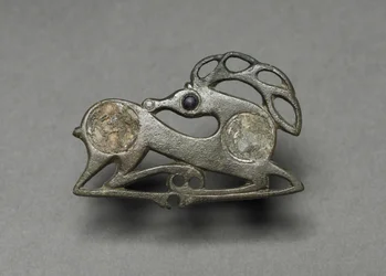 Fibula in de vorm van een liggend hert, ca. 400