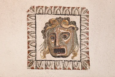 Vloermozaïek uit de 1e eeuw v.Chr. met een afbeelding van een Dionysusmasker, afkomstig uit een Romeinse villa nabij de Via Ruffinella in Rome, Nationaal Museum van Rome (Museo Nazionale Romano), Rome, Italië