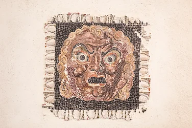 Vloermozaïek uit de 1e eeuw v.Chr. met een afbeelding van een Dionysusmasker, afkomstig uit een Romeinse villa nabij de Via Ruffinella in Rome, Nationaal Museum van Rome (Museo Nazionale Romano), Rome, Italië