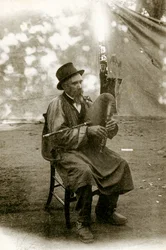 Folklore van Auvergne: muzikant die Chabrette speelt, begin twintigste eeuw (zw/w foto)