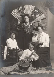 Vier dames met hoorn, gitaar en waaier, Frankrijk, ca. 1920
