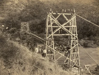 Fresno, Californië: 1890. Deze foto van C.C. Curtis toont de Smith and Moore Bridge over de Kings River, die deel uitmaakt van een goot gebouwd door Hiram T. Smith en Austin D. Moore om hout uit de Sierras te vervoeren voor hun bedrijf, de Kings River
