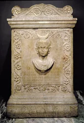 Grafsteen van een tienjarig meisje genaamd Julia Victorina, Romeins (marmer)
