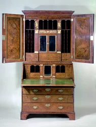 George I walnoten bureau boekenkast, begin 18e eeuw