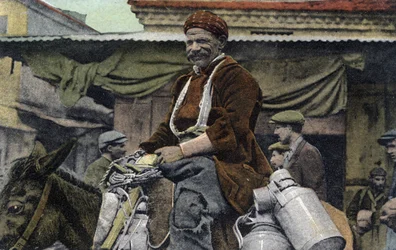 Griekenland, Saloniki (of Thessaloniki): lachende man rijdt op een ezel, met blikken, op het plein van de markt - Ansichtkaart 1914-1918