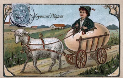 Wenskaart voor Pasen: een kind dat uit een ei komt rijdt een kar getrokken door een lam - Ansichtkaart gedateerd 1907