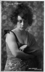 Halflang portret van de actrice Gisella Pozzi