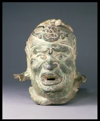 Hoofd van een bewakersfiguur, van de ingang van een graf of tempel, mogelijk een `dvarapala