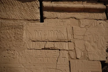 Hiërogliefen op Steen, Karnak, Luxor, Egypte (foto)