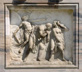 Hoog reliëf dat Adam en Eva uit het Paradijs verdrijft door Carlo Maria Giudici. 1791. Kathedraal (dom of duomo) van Milaan, Italië