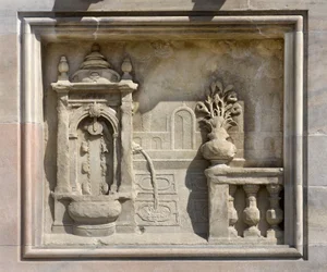 Hoog reliëf dat een put voorstelt door Francesco Bono (1654). Kathedraal (dom of duomo) van Milaan, Italië