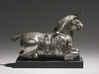 Paardvormig drinkvat, 200-325