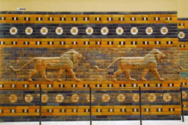 Ishtarpoort oorspronkelijk behorend tot de Tempel van Bel, gebouwd in Babylon (Irak) door koning Nebukadnezar II - Ishtarpoort Processieweg Pergamonmuseum, Museumeiland, Berlijn Duitsland