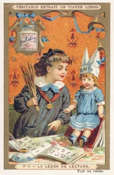 De leesles. Een meisje leert het alfabet aan haar pop met een ezelsmuts op terwijl ze haar bedreigt met een handvol roeden. Reclamechromolithografie, Liebig