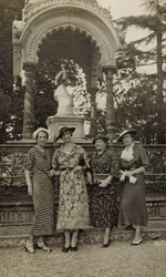 Dames poseren onder het monument voor de Indiër in het Parco delle Cascine van Florence
