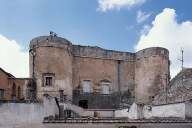 Kasteel vanuit een lage gezichtshoek, San Nicandro Garganico, Nationaal Park Gargano, Apulië, Italië
