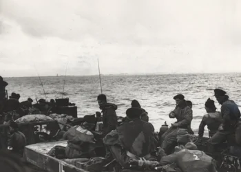 Mariniers van 41 (RM) Commando aan boord van LCT (Landing Craft Tank) 532, naderen Westkapelle tijdens de landingen op Walcheren, Nederland