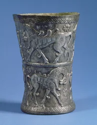 Marlik beker van cilindrische vorm met twee decoratieve banden die paradepaarden afbeelden, c.1100 v.Chr. (zilver)
