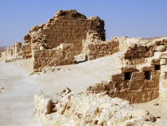 Masada is een oude vesting in het zuidelijke district van Israël (foto)
