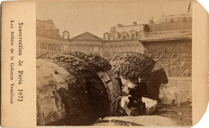 Gemeente Parijs (1871): twee communards poseren bij het puin van de gevallen zuil van Place Vendome in Parijs. Anonieme fotografie. Dim. 10,5x6,4 cm