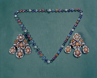 Halsketting en oorbellen met veelkleurige pastes, ca. 1760