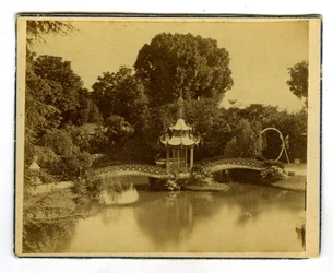 Orleans, Loiret (45), Centre, Frankrijk, paviljoen en Chinese brug in een park in Orleans