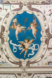 Ovaal met drie putti (1560), detail van het plafond van de Hal van Grotesken, Kasteel Della Manta, Manta (Cuneo), Piëmont, Italië
