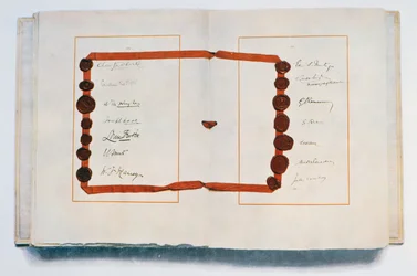 Pagina van het Verdrag van Versailles met ondertekenaars, 28 juni 1919