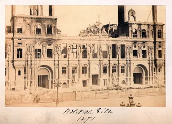 Parijse Commune (1871): uitzicht op het stadhuis na de brand van mei 1871. Anonieme fotografie
