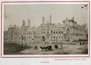Commune van Parijs (1871): zicht op het Hôtel de Ville in Parijs na de brand in mei 1871