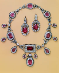 Deel van een antieke spinel en diamanten parure bestaande uit tiara, haarsieraad, ketting en oorhangers
