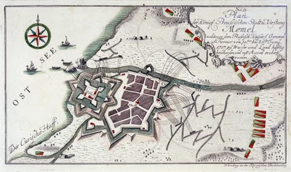 Plan van Memel (het huidige Klaipeda, Litouwen), tijdens de overgave van de stad, 27 juni tot 5 juli 1757. Kleurgravure uit 1764