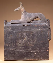 Plyon-vormige shabti-doos met een inscriptie en een standbeeld van Anubis als een jakhals (van een latere datum) op het deksel, Egyptisch, uit Thebe, vroege 22e dynastie, ca. 900 voor Christus